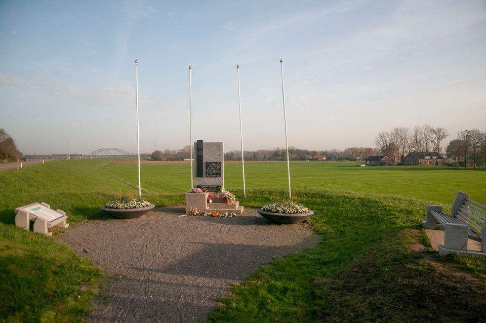 Monument voor Canadese en Britse genisten (Engineers) van het grondleger die in de nacht van 25 op 26 september de terugtocht uit  Oosterbeek ondersteunden.