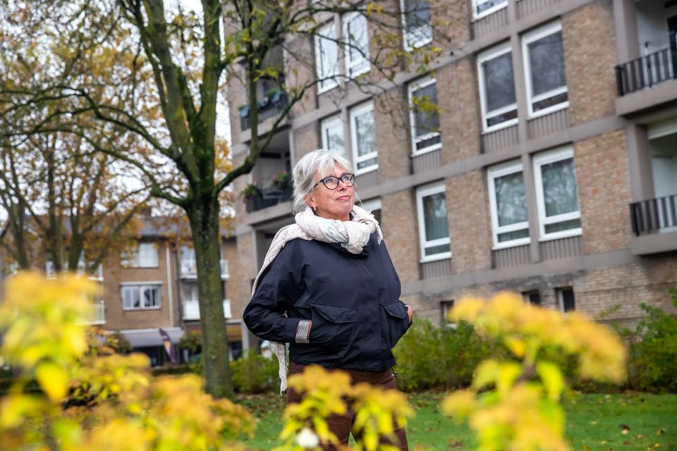 Foto van Jose Stikkers, staand voor een flat op de Pettelaarseweg.