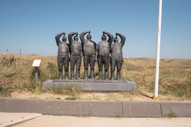 Standbeeld van haringhappers in Katwijk aan Zee.