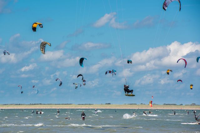kitesurfers op de brouwersdam