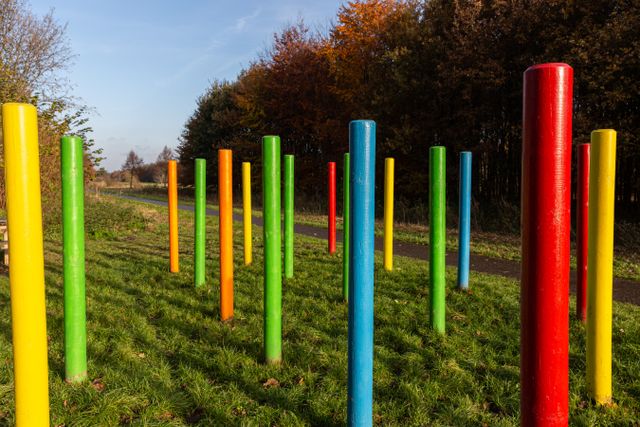 gekleurde paaltjes in Noorderpark Ruigenhoek