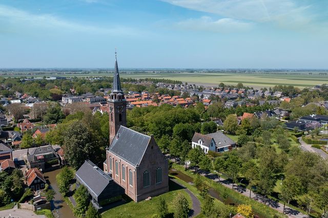 Luchtfoto van de Keyserkerk in De Beemtster.