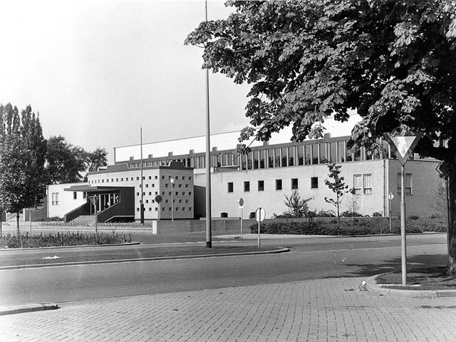 Voorgevel van het Brabantbad in 1969