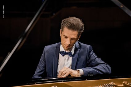 Severin von Eckardstein achter zijn piano