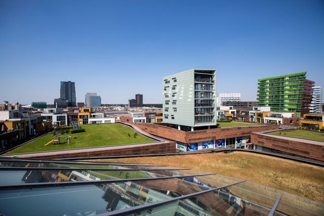 Uitzicht over een woonlaag boven Almere Centrum met hoogbouw woningen in Flevoland