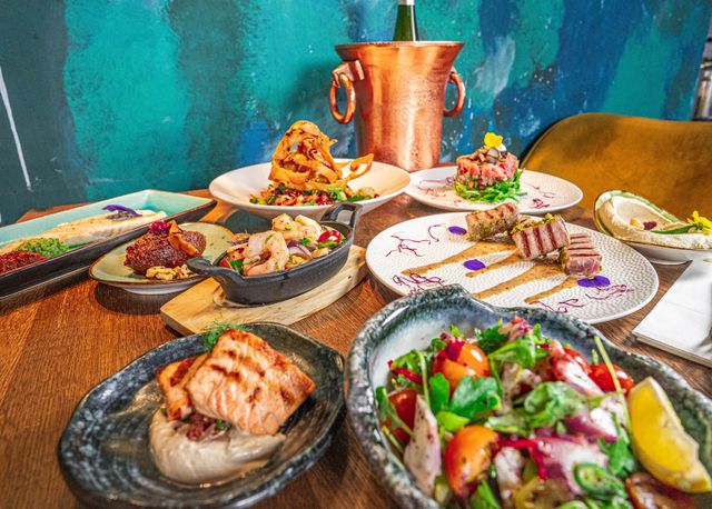 Een tafel vol lekkernijen van Fenicie Cuisine Libanaise
