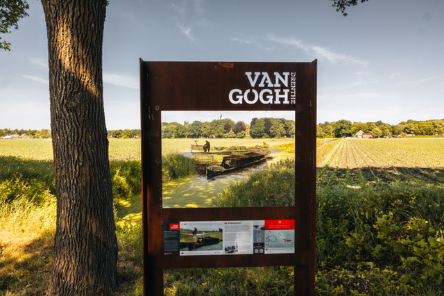 Via het doorkijkpaneel zie je de schets van de Turfschuit van Vincent van Gogh daadwerkelijk varen in het Drentse landschap.