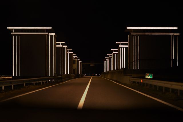 Gates of light op de Afsluitdijk.
gen auto's op de weg
