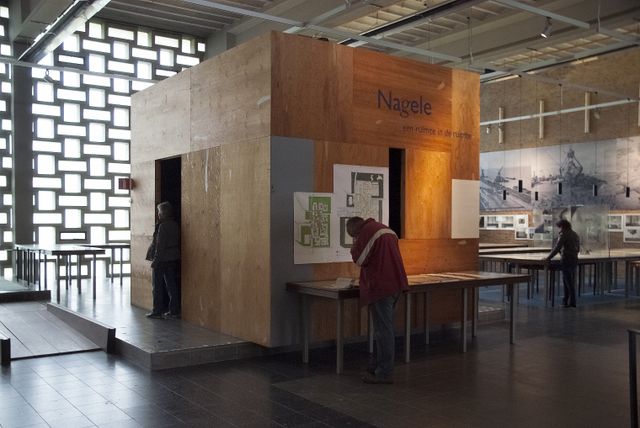 Mensen bekijken de collectie van Museum Nagele in Flevoland