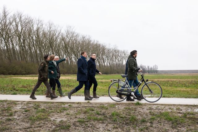Wandelende mannen tijdens de opening van het fietspad en de start van het Urkerveld in Flevoland