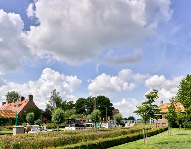 Natuur, bomen en wolken met boten in Marknesse, Flevoland