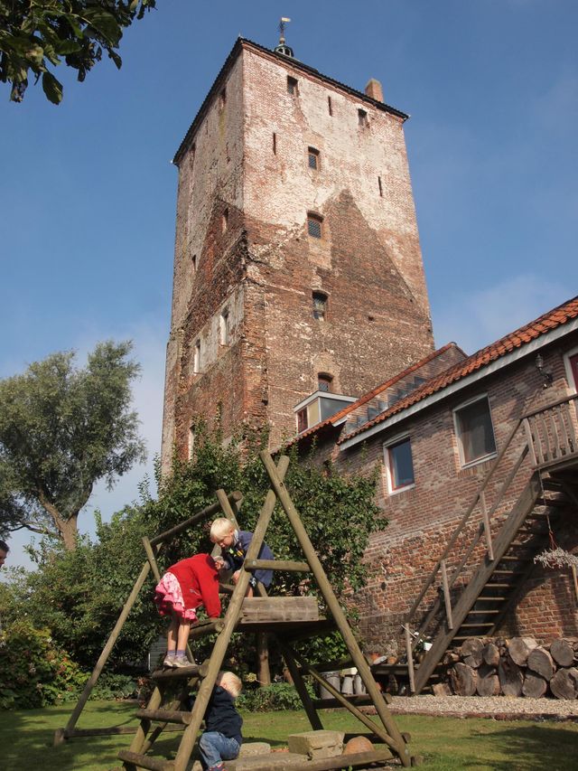 Ooit was de Hamtoren onderdeel van een groter geheel: kasteel den Ham. Maar het onderhoud werd te duur, dus het kasteel werd gesloopt. De toren bleef overeind en trotseerde de tijd.
