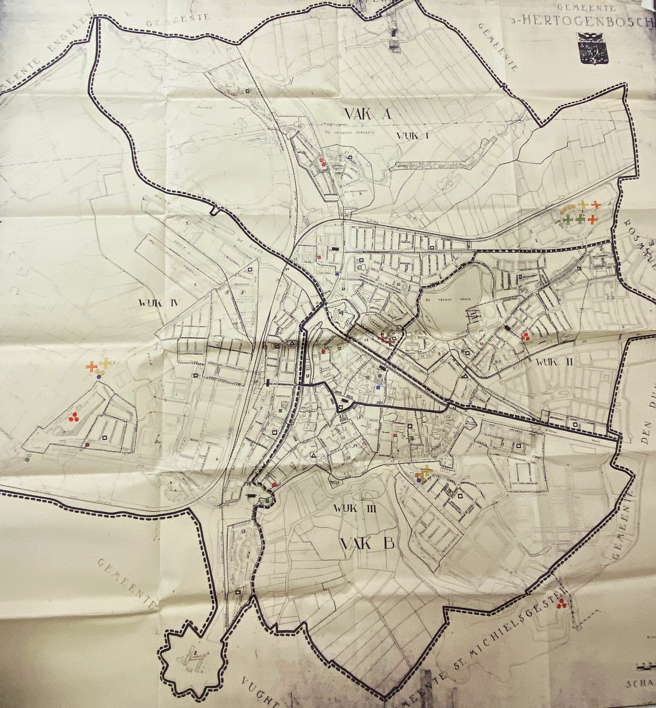 Kaart van 's-Hertogenbosch uit 1952 waarop de te bouwen schuilkelders zijn aangegeven