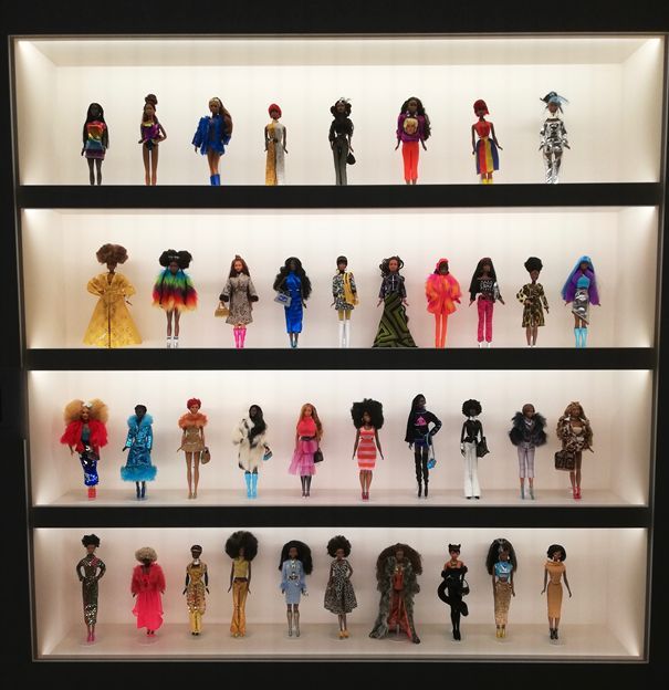 De prachtige Black Barbies van Mylo Freemann in hun prachtige outfits