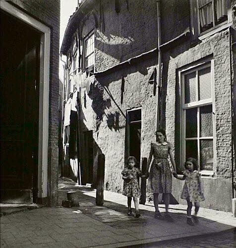 Begijnstraatje gezien vanaf de Snellestraat, april 1951 © W. Heuveling