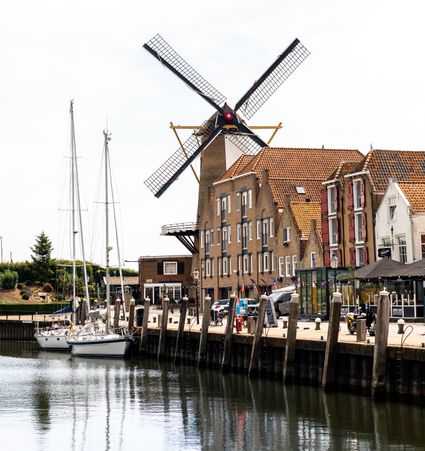De molen in Willemstad aan de kade.