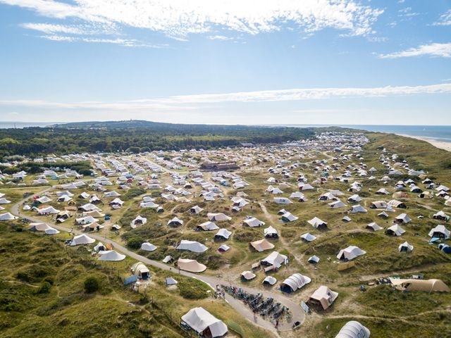 Luchtfoto veel tenten op Stortemelk camping Vlieland (klein)