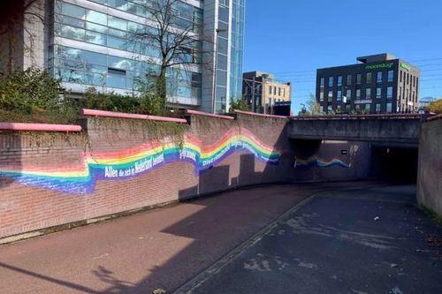 Het regenboogkunstwerk Pride in de tunnel onder station purmerend