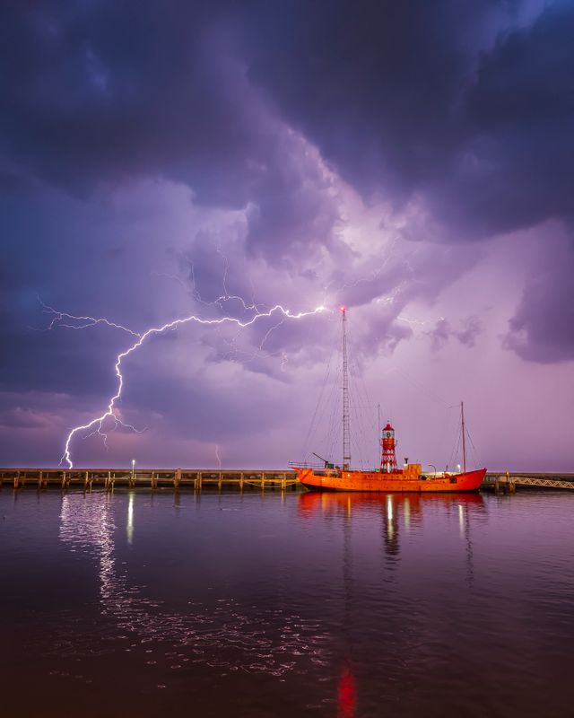 Lichtschip in Harlingen met onweer