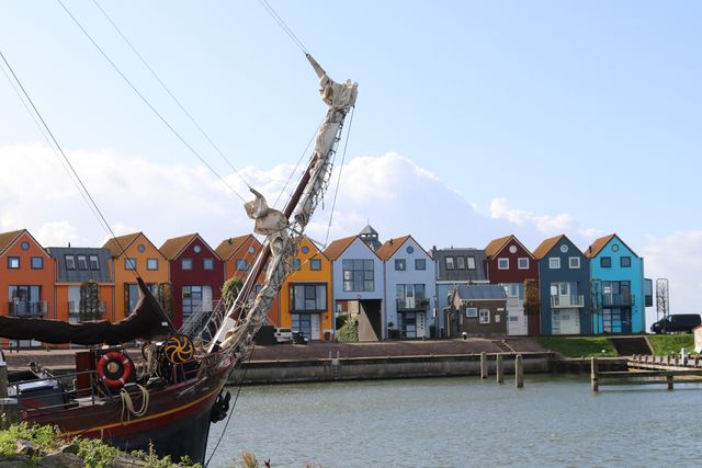 haven van stavoren met gekleurde huizen.