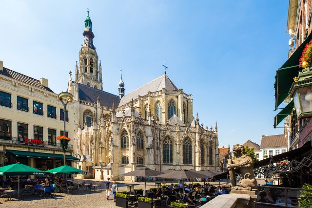 Een foto van de Grote kerk van Breda