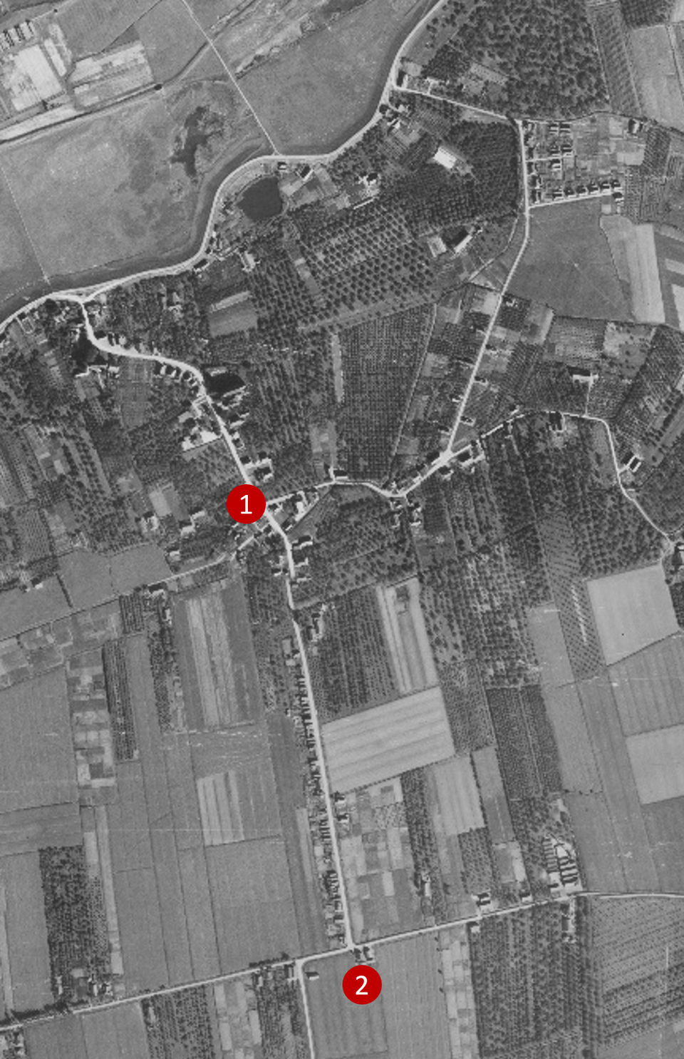 Luchtfoto uit 1944 met de wandelroute (1) en de T-splitsing Dorpstraat - Honingveldsestraat (2).