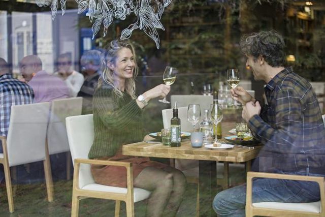 Ein Paar genießt ein Abendessen in ihrem Hotel in Drenthe.