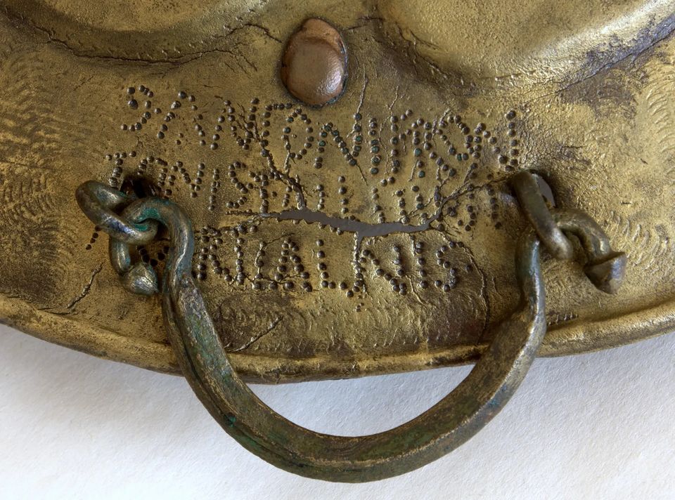 Inscriptie van namen op Romeinse helm uit Rijswijk