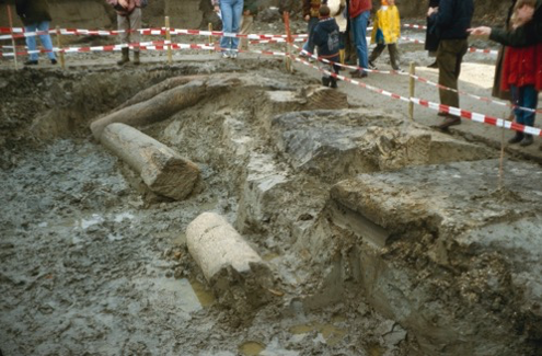 De vier mijlpalen tijdens de opgraving in 1997