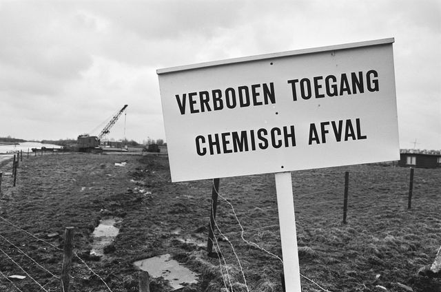 Een oude foto van een bord met 'verboden toegang, chemisch afval' voor de ingang van de Volgermeerpolder