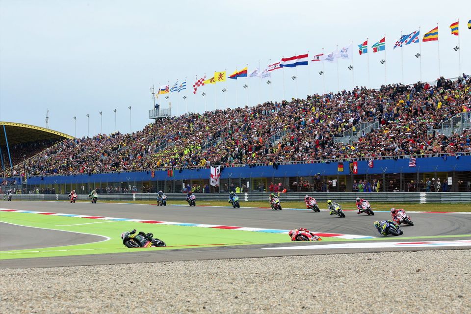 Motorrijders rijden door de bocht op het TT circuit in Assen.
