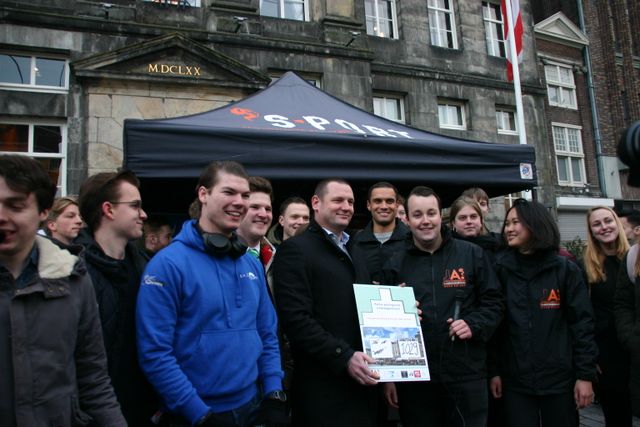 Foto van een groepje ambassadeurs voor het stadhuis in Den Bosch samen met wethouder Roy Geers