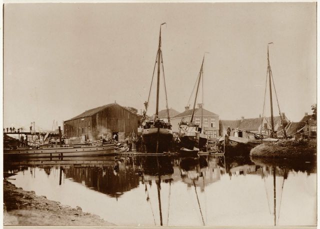 historische zwart wit foto met zicht op scheepstimmerwerf De Hoop in Workum