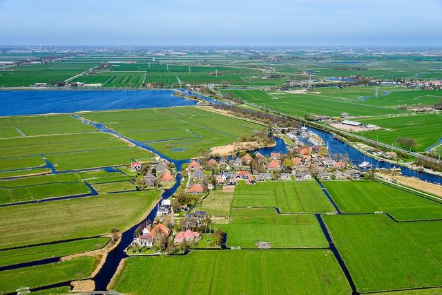 Luchtfoto van het Alkmaarder en Uitgeestermeer