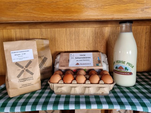 Verse eieren en melk van de Nicolaashoeve en graan van Korenmolen de Nachtegaal in De Beemster