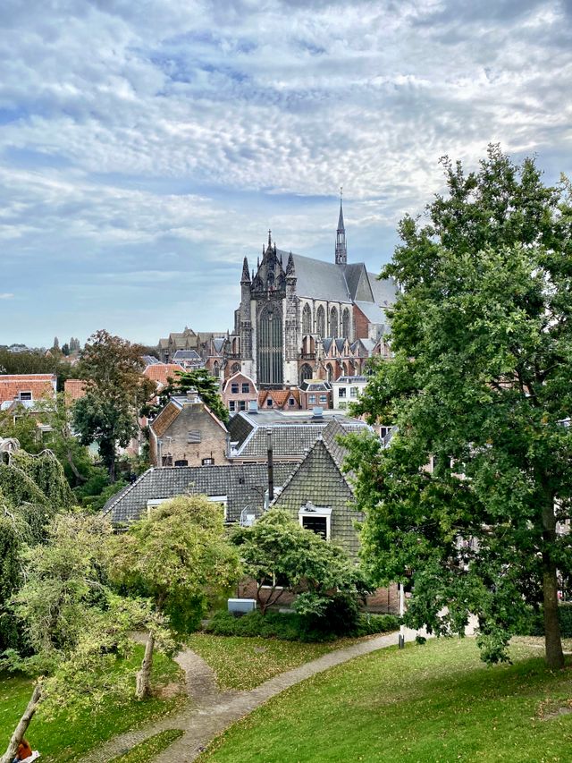 Sfeerfoto van de Hooglandse Kerk en omgeving, foto genomen vanaf de Burcht.