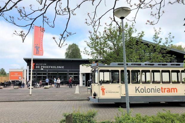 De Kolonietram rijdt langs het museum de Proefkolonie.