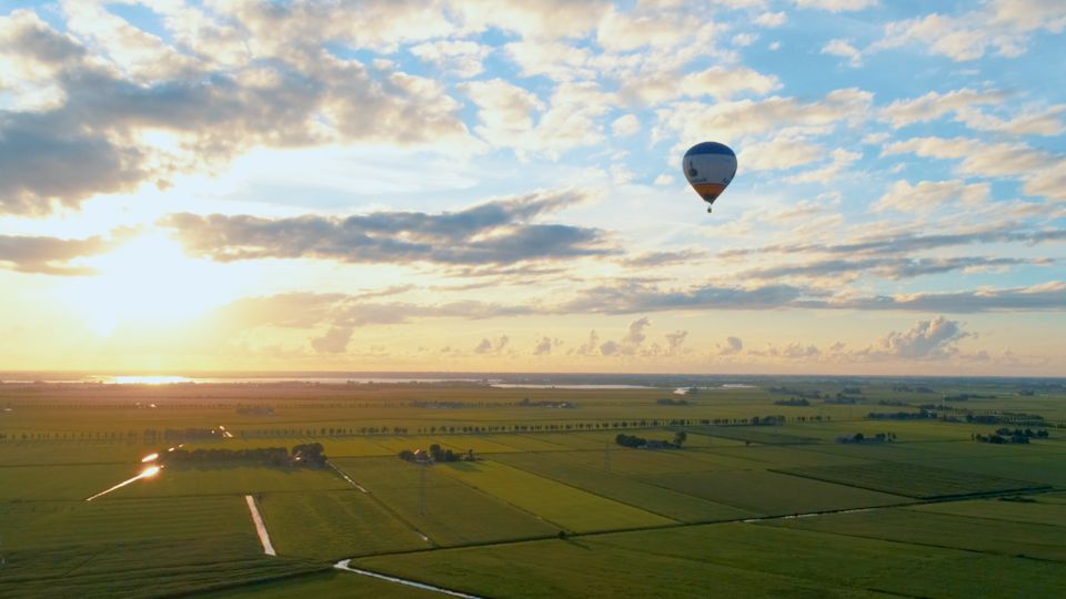 een luchtballon boven het friese platteland