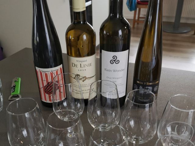 Worstenbrood en Wijn proeft een aantal Brabantse wijnen.