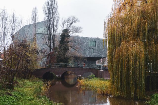 De Dommel in Eindhoven met op de achtergrond het Van Abbemuseum
