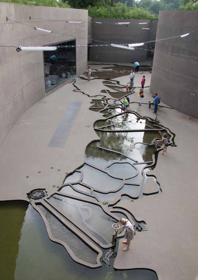 Een betonnen maquette van de Nieuwe Hollandse Waterlinie waarin delen onder water kunnen worden gezet met sluisjes.