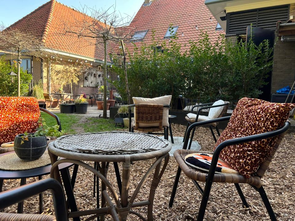 Een knusse binnentuin in Zaandam met een terras