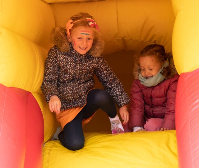 Foto van twee kinderen in een luchtkussen attractie tijdens Koningsdag Zoetermeer 2022.