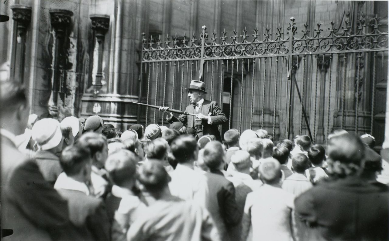 Burgemeester Van Lanschot geeft uitleg over de St Janskathedraal bij het zuiderportaal augustus 1937