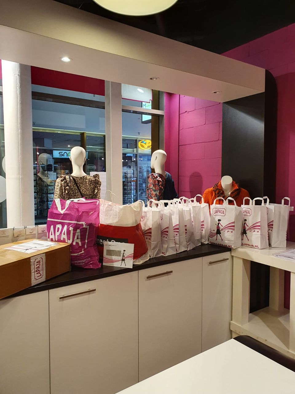 Foto van tassen vol kleding op de toonbank van de dameskledingwinkel Lapaja Zoetermeer.
