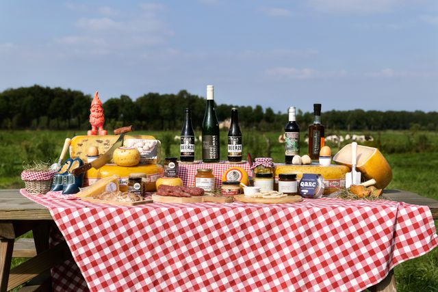 Een tafel vol met streekproducten, zoals kaas, uit Bladel.