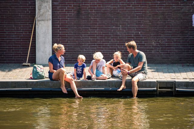Breda, gezin aan het water