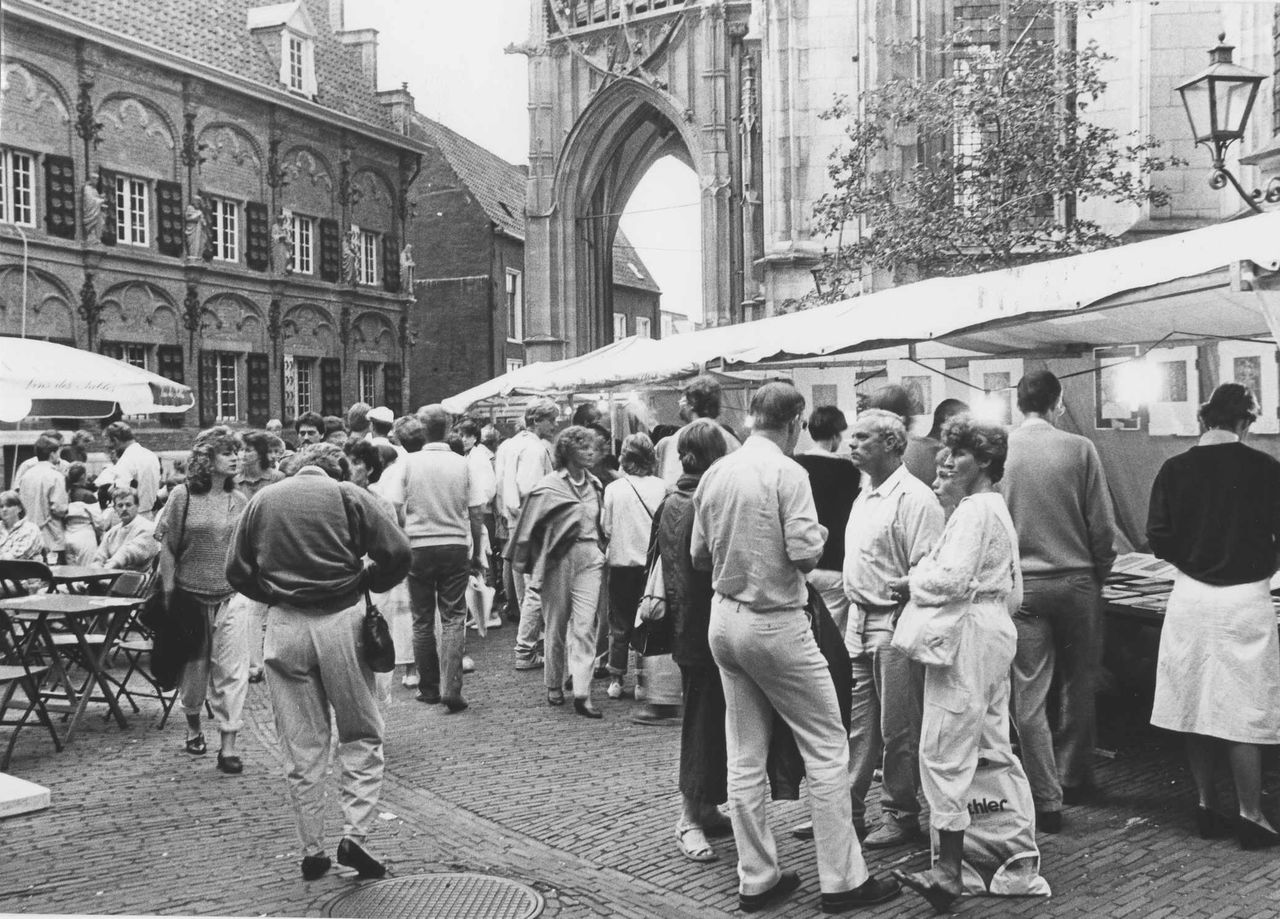 Beschrijving: 16e Zomerfeesten. Kunstnijverheid- en boekenmarkt rondom de St. Stevenskerk. De markt is een jaarlijks terugkerend evenement georganiseerd door kunstenares Els Ruhe
Datering: 19/7/1985