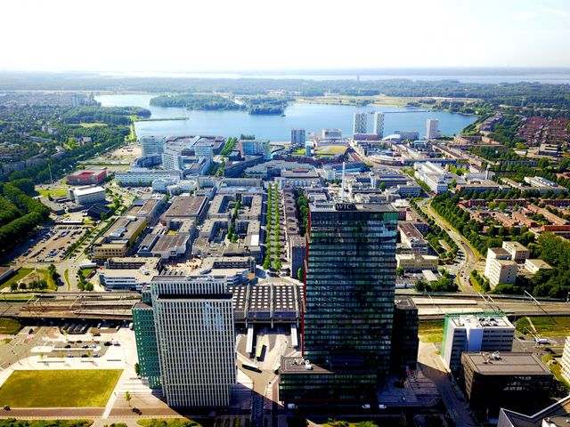 Overzicht van Almere Centrum en WTC-gebouw in Flevoland
