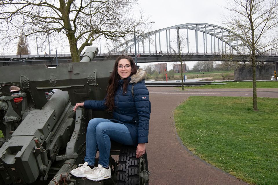 Lisanne Gorseling bij Airborne monument Arnhem.